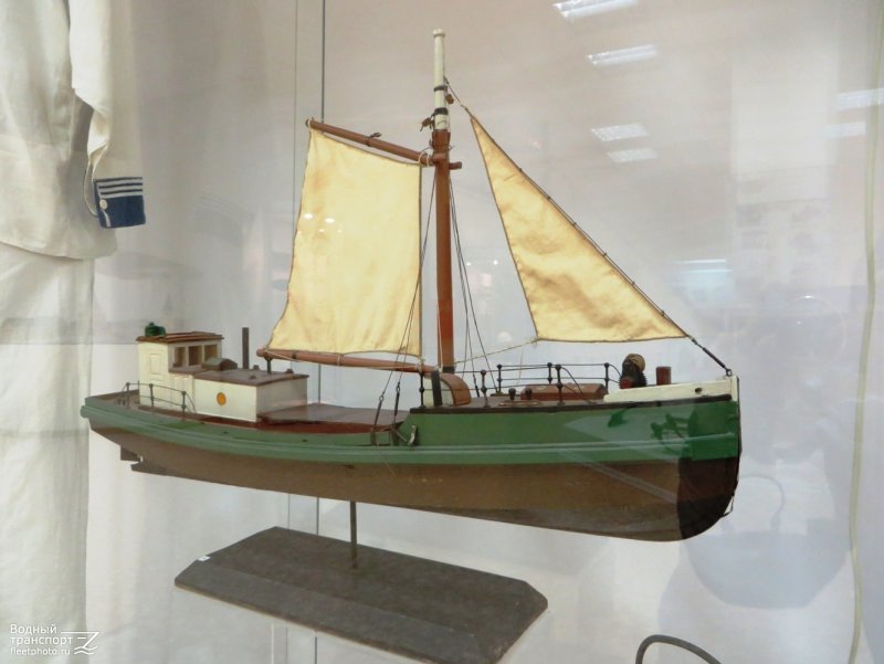 Парусно моторный Баркас