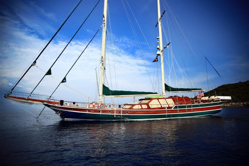 Парусно моторное судно