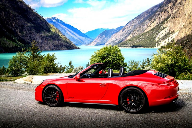 Porsche 911 Carrera красный