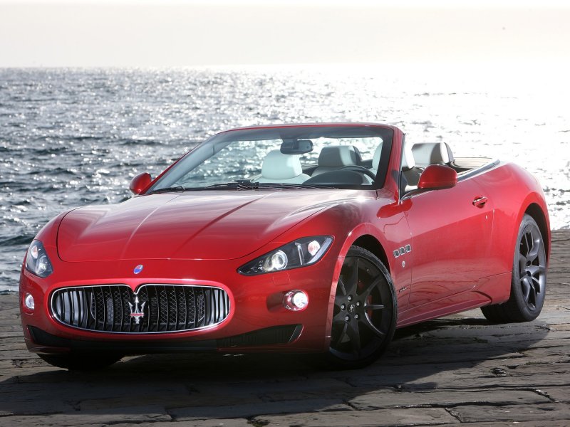 Maserati GRANCABRIO красный