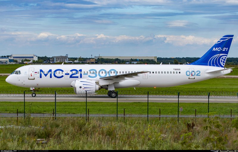 Самолет победа взлетает