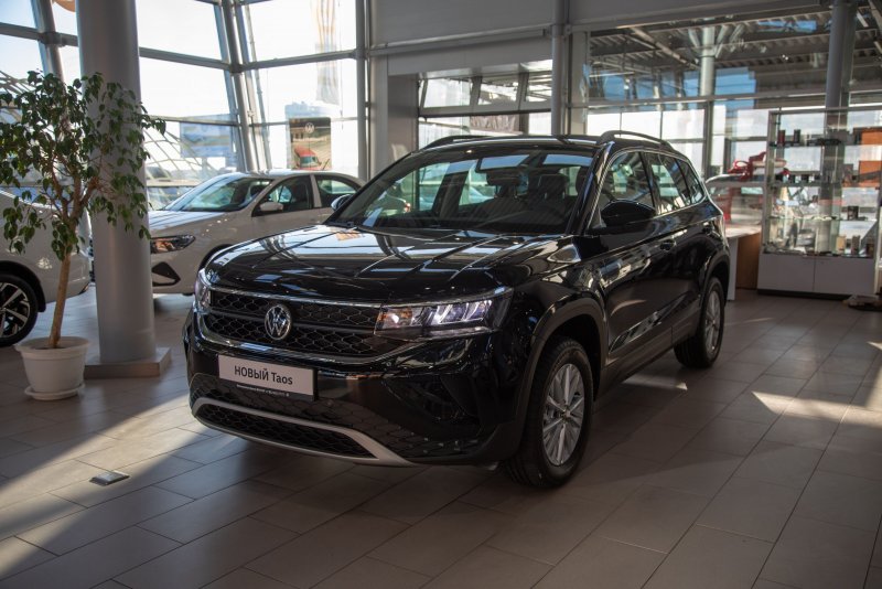 VW Taos черный