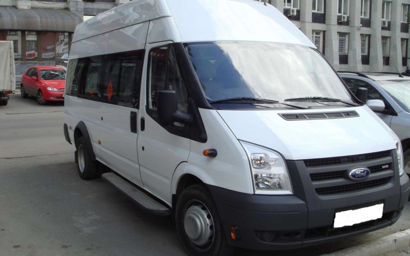 Белый Ford Transit микроавтобус