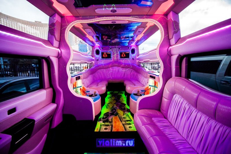 Черно красный лимузин