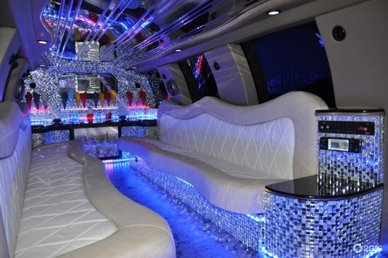 Лимузин внутри с бассейном