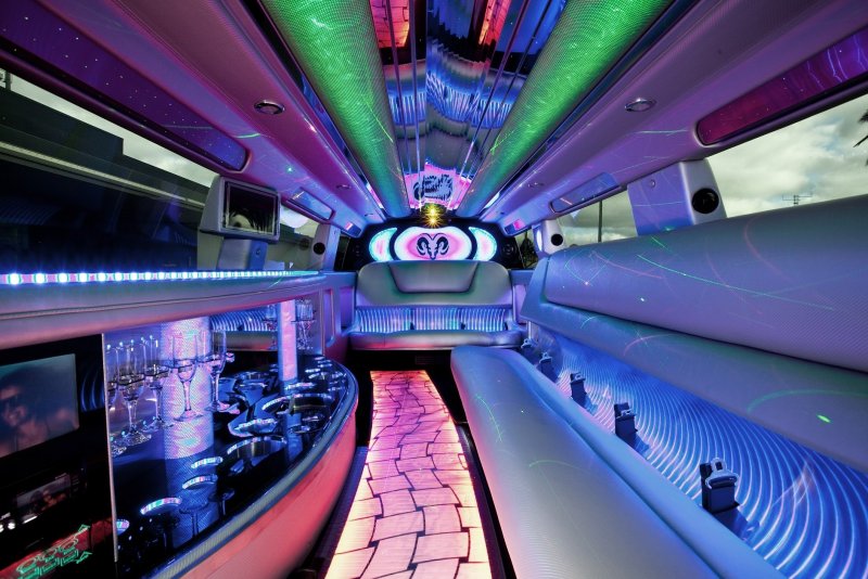 Лимузин Инфинити золотой