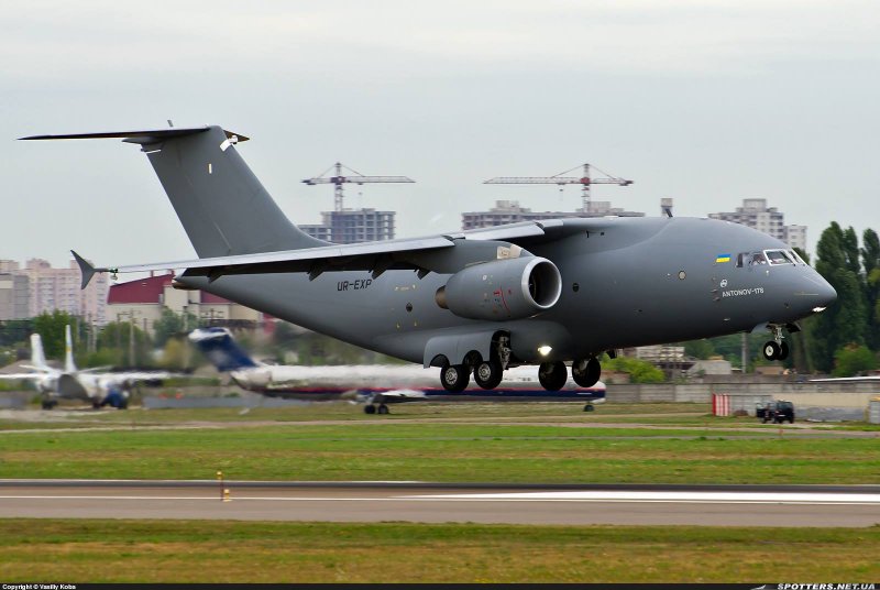 АН-178 транспортный самолёт