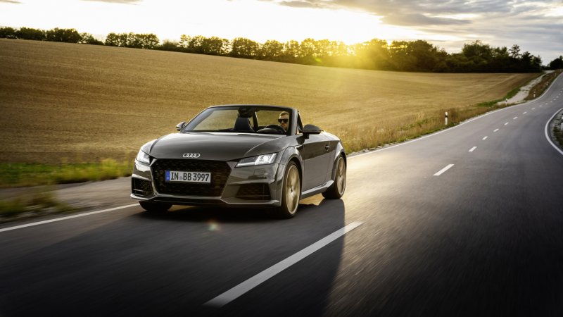 Машина серая Ауди 2021