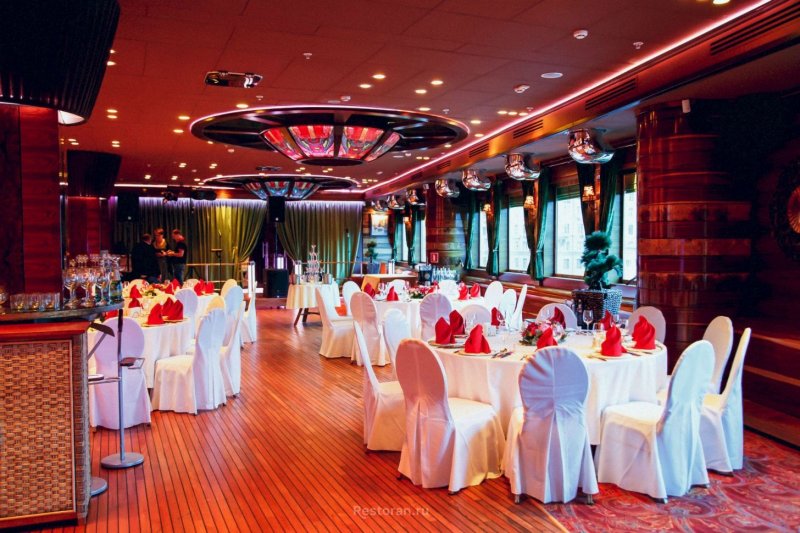 Банкетный зал на яхте