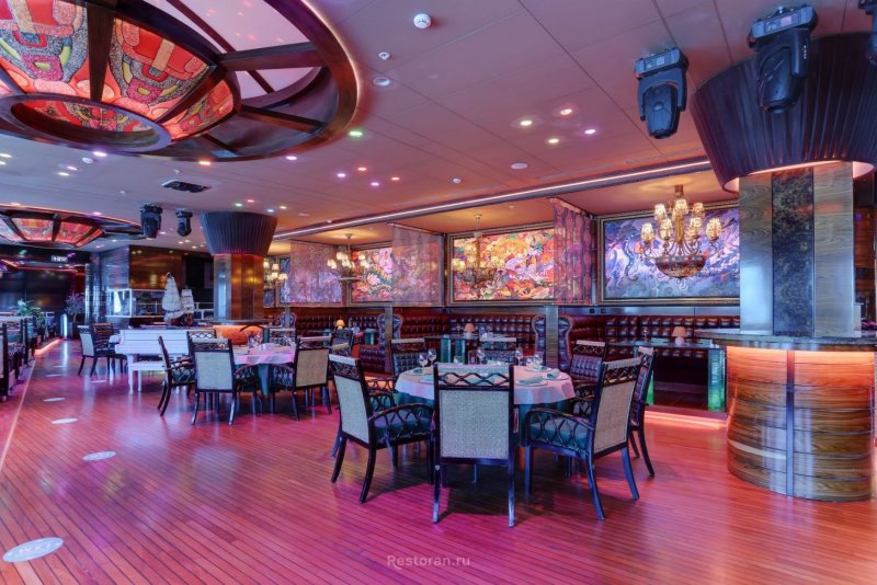 Ресторан лодка в Лотте Плаза