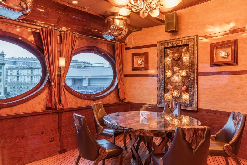 Lotte Plaza лодка