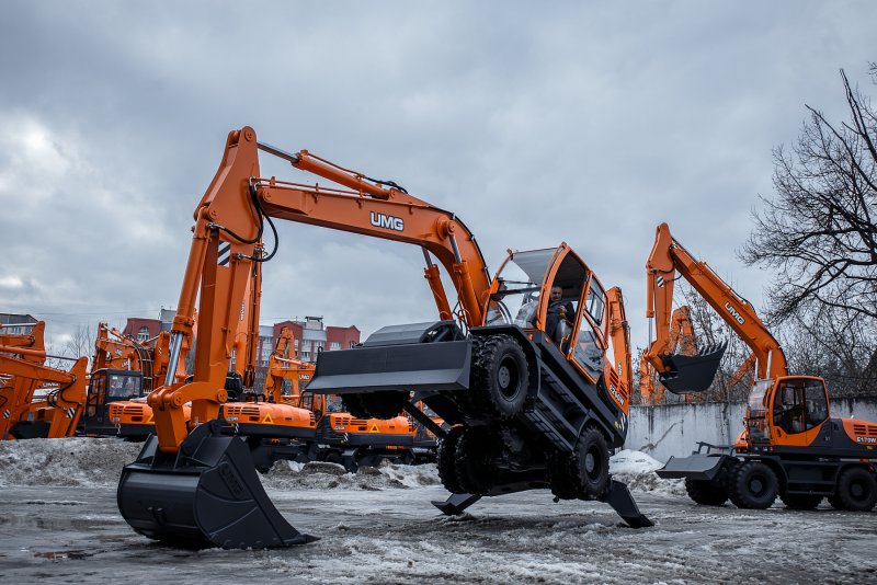 Экскаватор весом 4 тонны