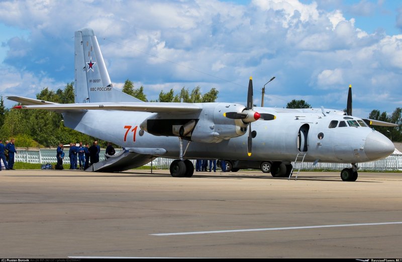 АН-26 военно-транспортный самолёт