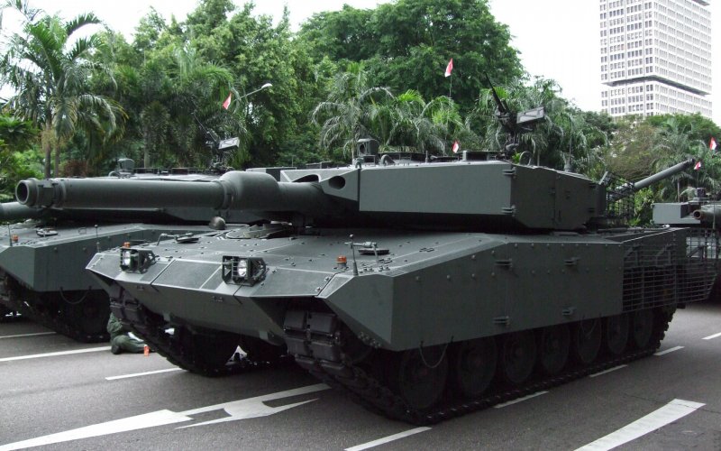 Танк России едет по земле