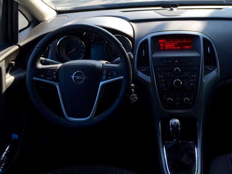 Opel Astra j салон сзади