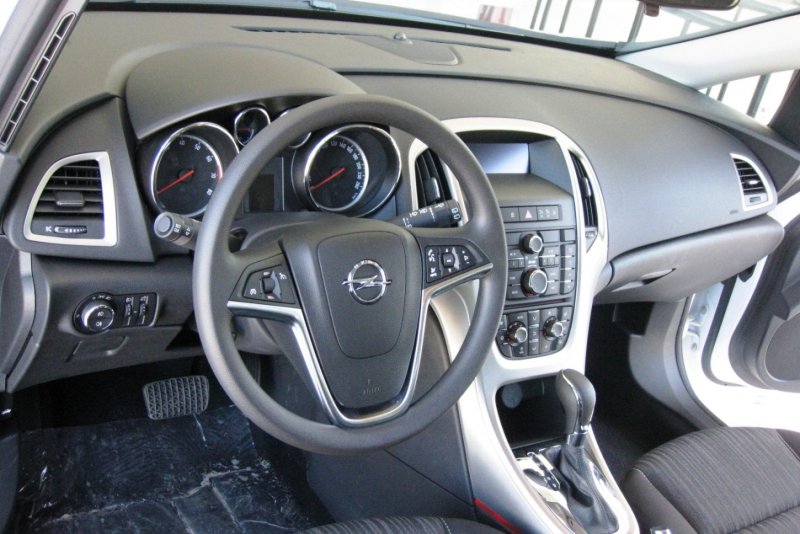 Опель Астра j 2012 седан салон