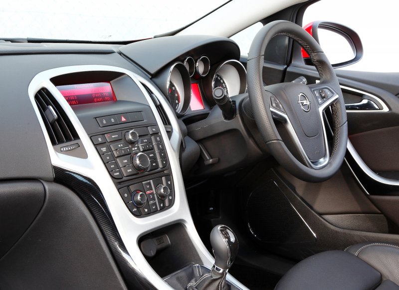 Опель Астра седан 2010 салон