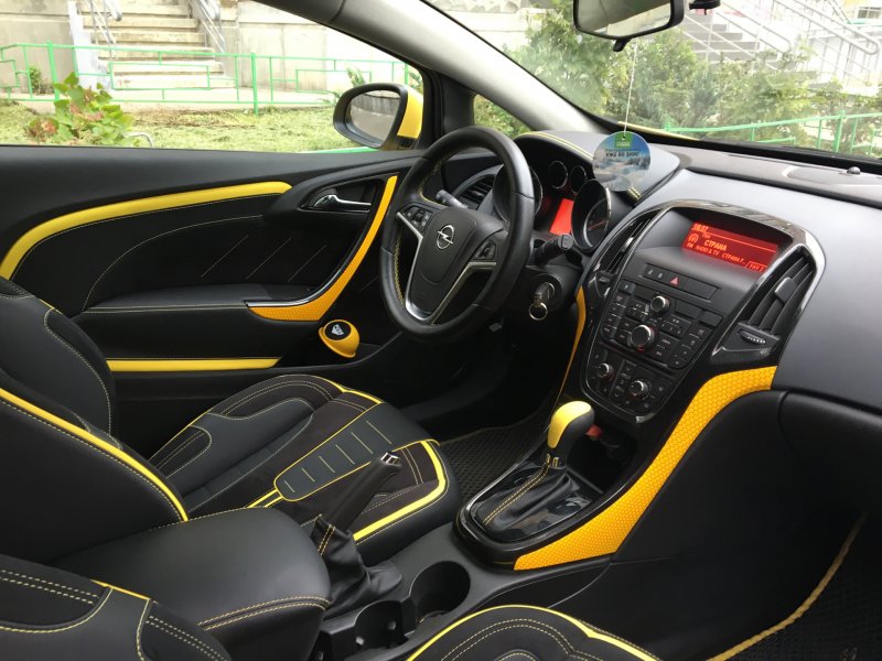 Опель Астра GTC 2012 салон