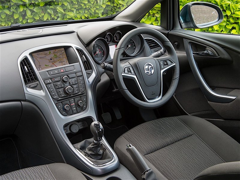 Opel Astra 2011 салон