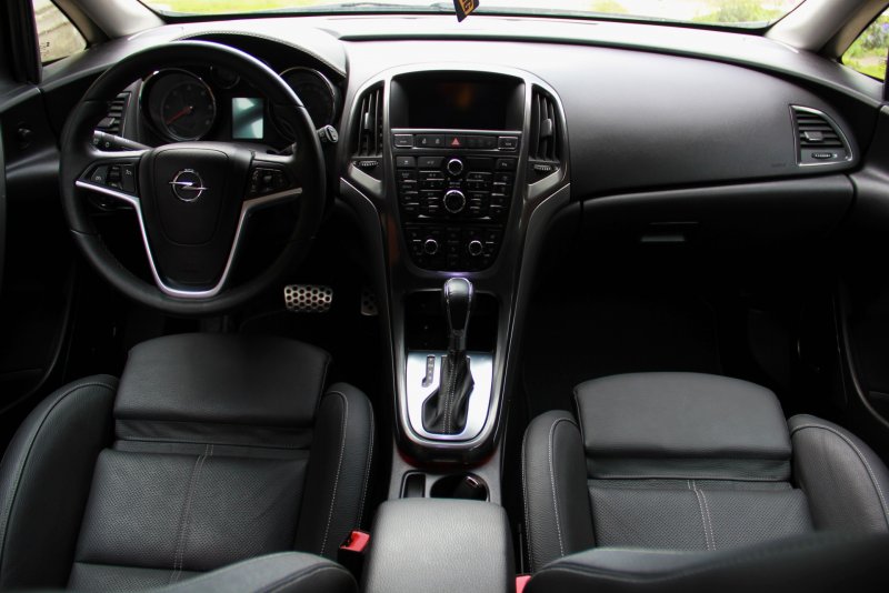 Опель Астра седан 2012 салон