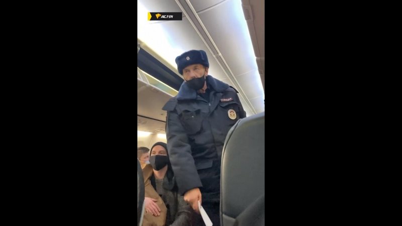 Вертолет в голубом небе