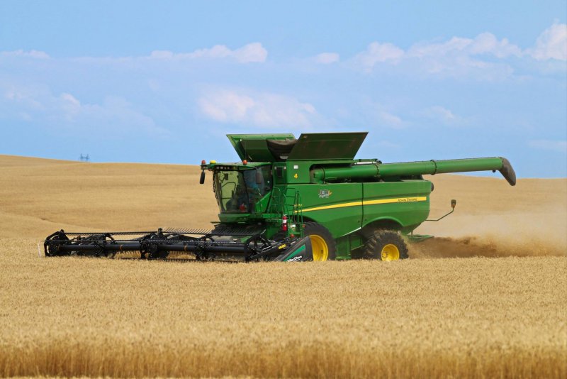 Комбайн в поле панорама
