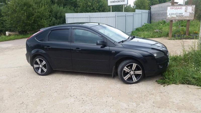 Ford Focus 2 хэтчбек черный на литье