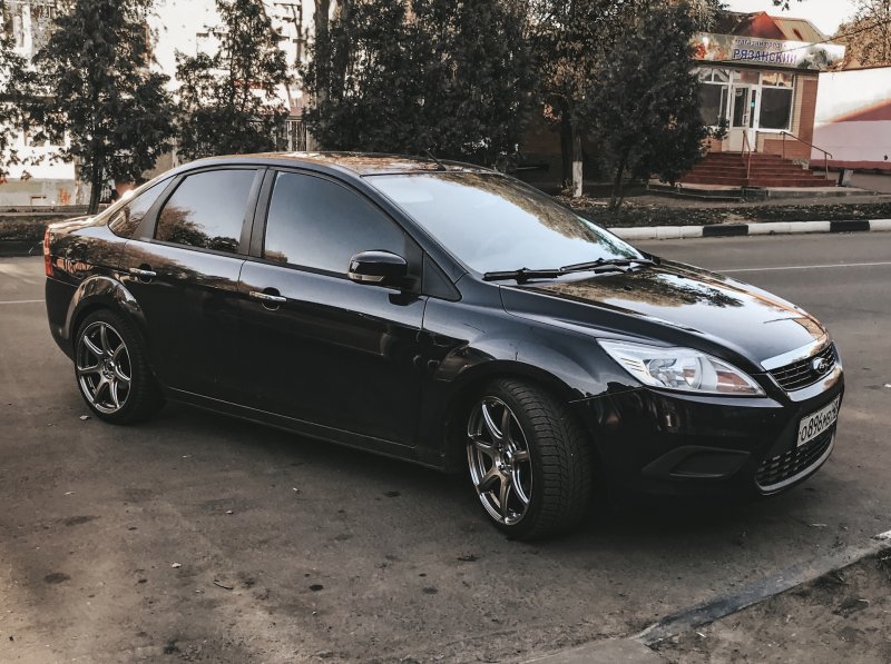 Черный Форд фокус 2 седан на 18 дисках