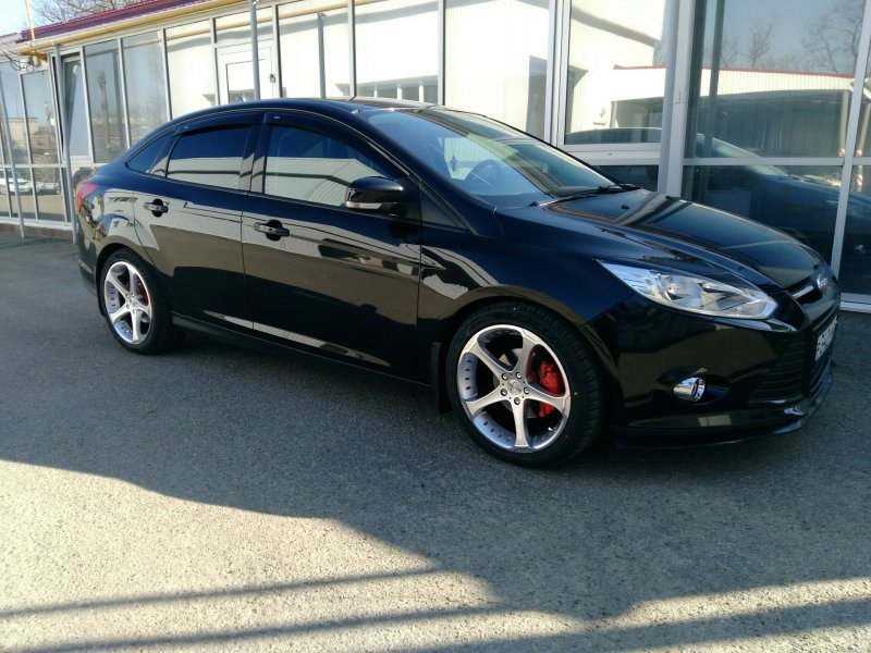 Форд фокус 3 седан черный на дисках