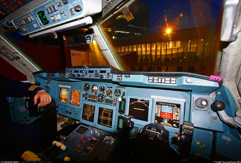 Бортовой номер на панели в кабине пилота