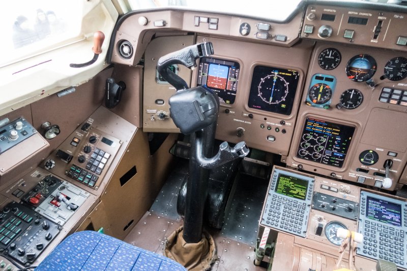 Ил-114-300 кабина пилотов