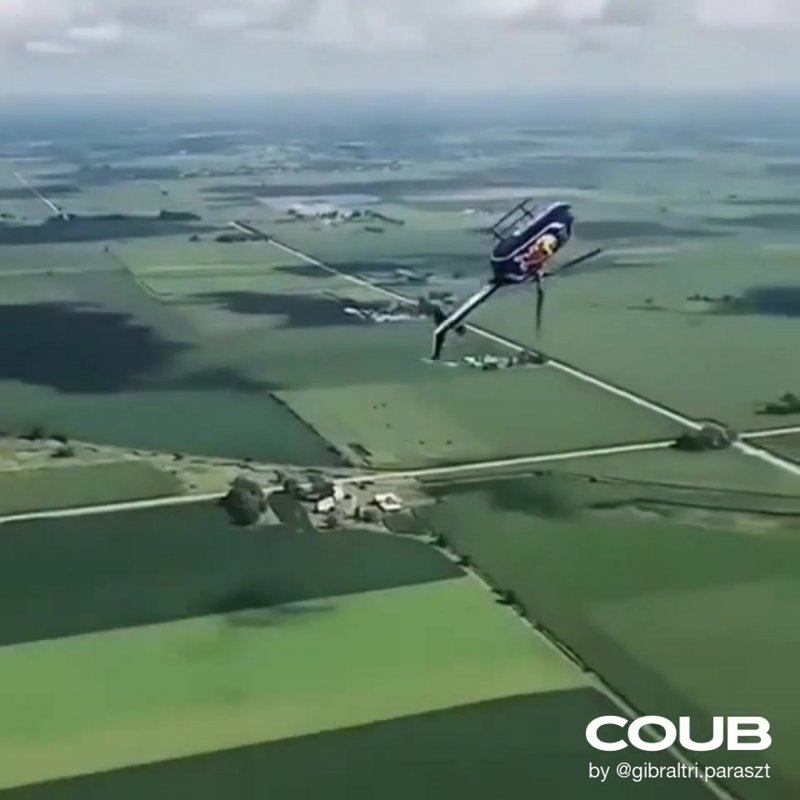 Вертолет в небе