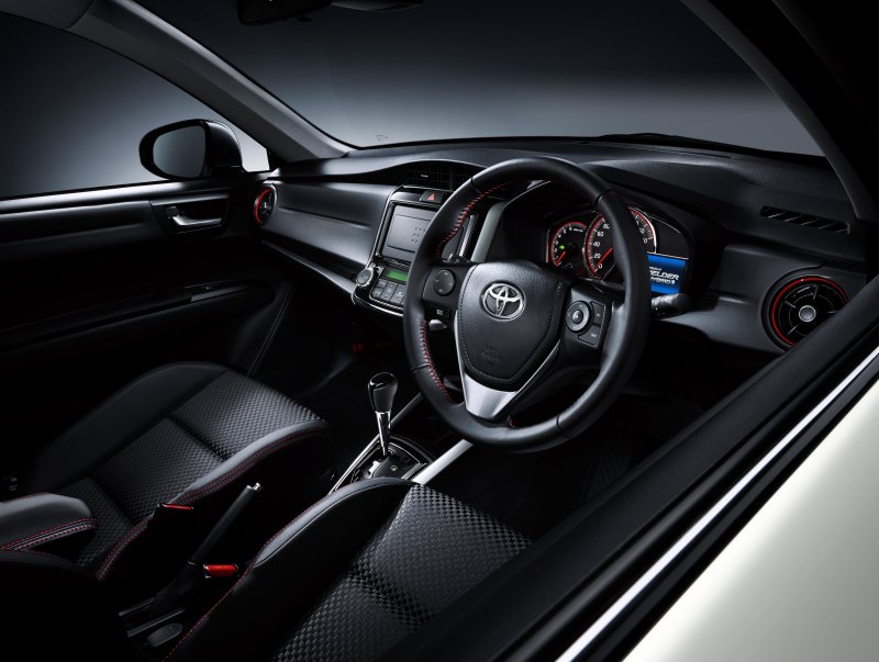 Toyota Corolla Fielder Hybrid 2015