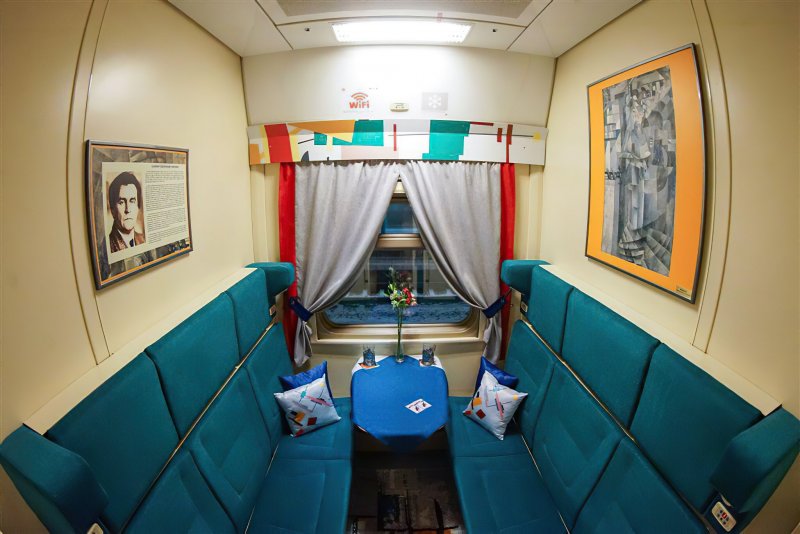 Поезд внутри плацкарт новый