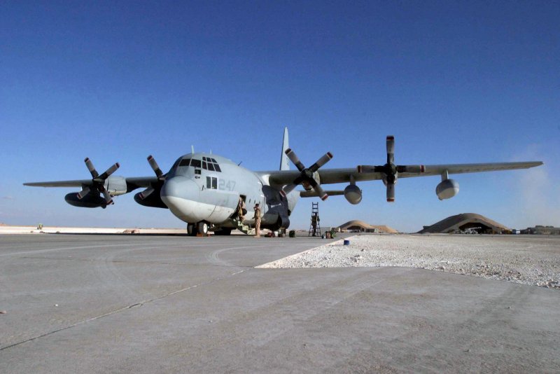 C130 Hercules рядом с АН-12