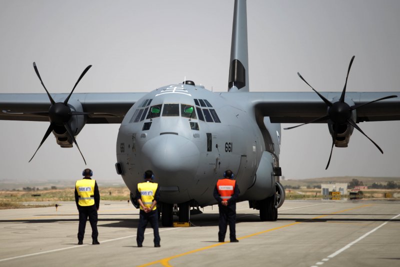 Самолет c-130j super Hercules