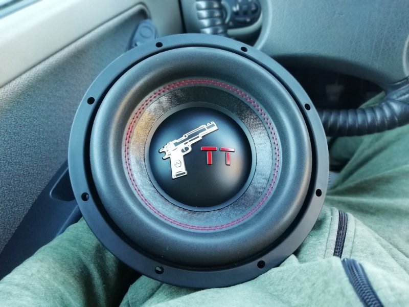 Сабвуфер валит