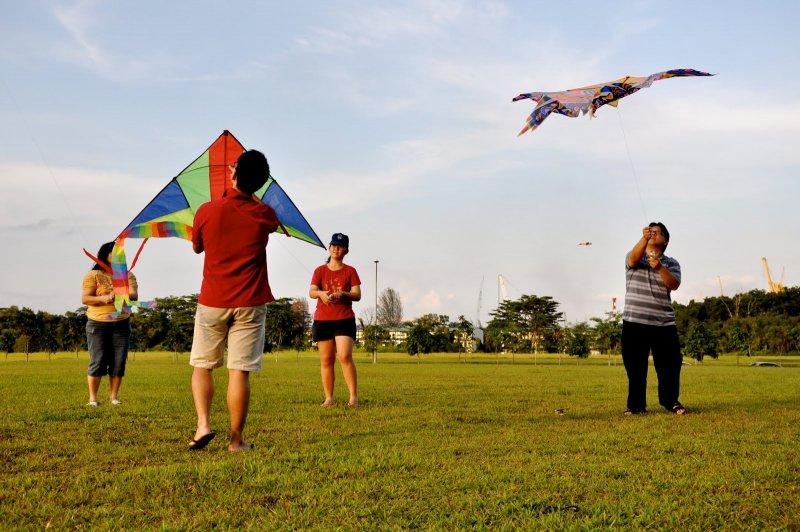 Человек с воздушным змеем в городе