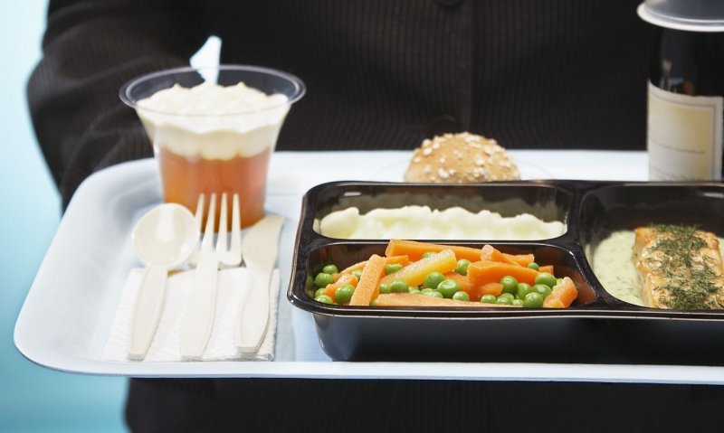 Подача еды в самолете