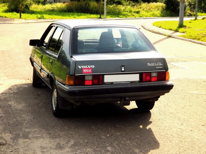 Вольво 340 красная