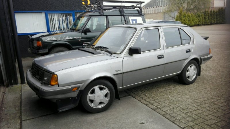 Вольво 340 седан