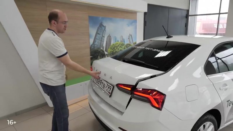 Шкода Рапид 2020 рядом с Киа Рио