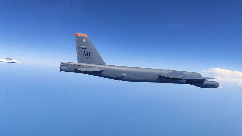 Су-27 перехват b-52