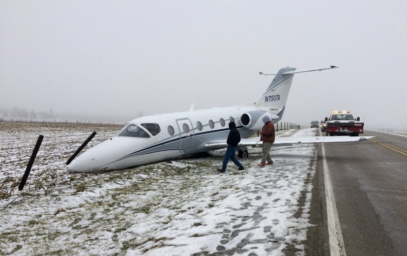 Самолет на трассе