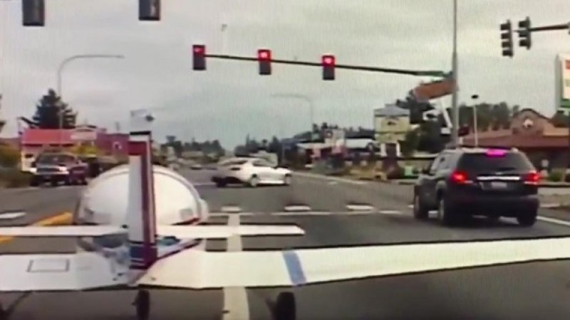 Самолет сел на шоссе