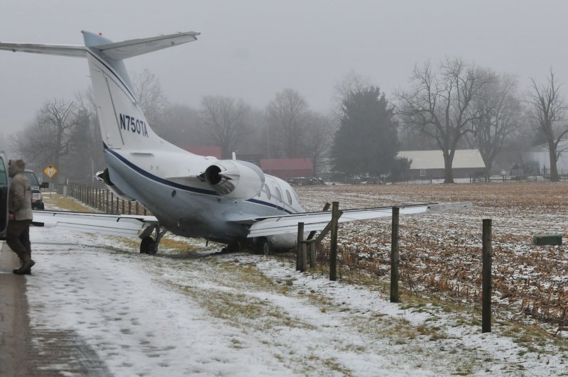 Самолёт на трассе картинка прикол