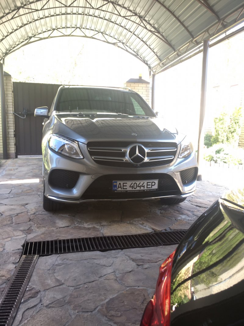 Мерс е 63 во дворе