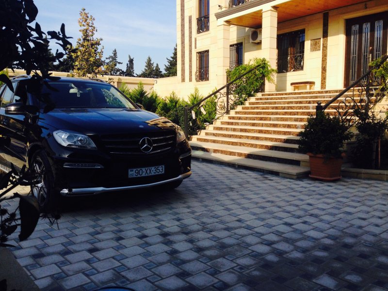 Мерседес во дворе дома