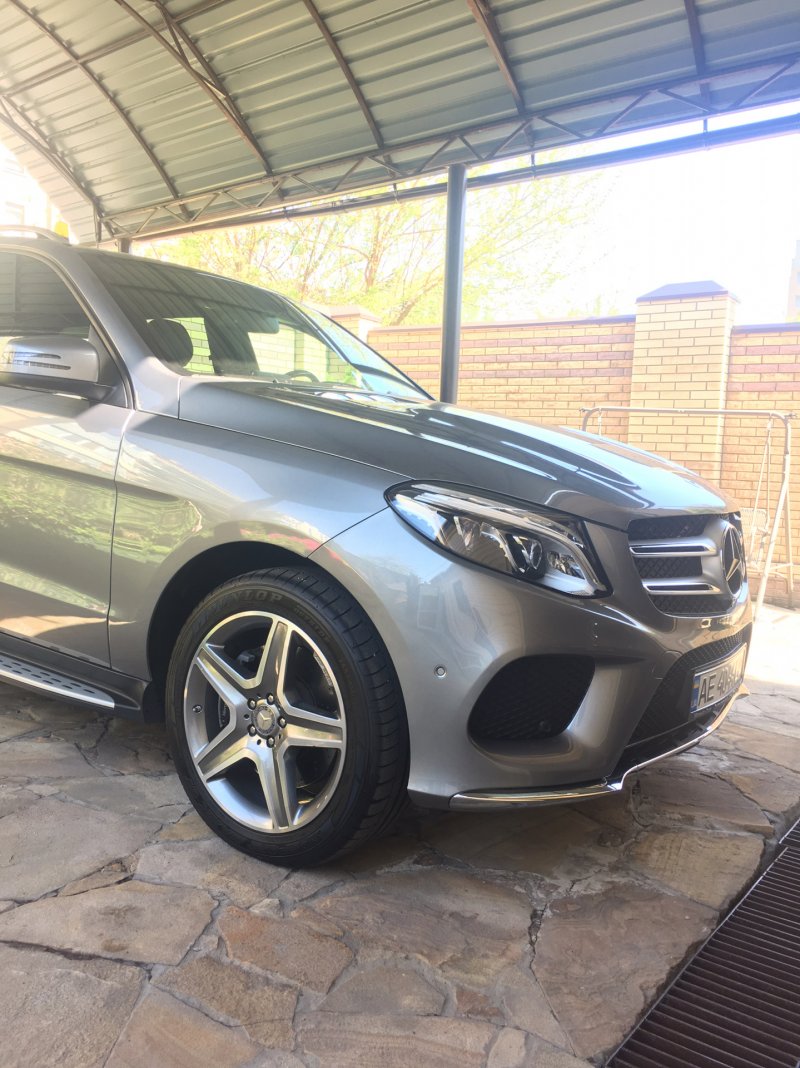 Новый Мерседес во дворе