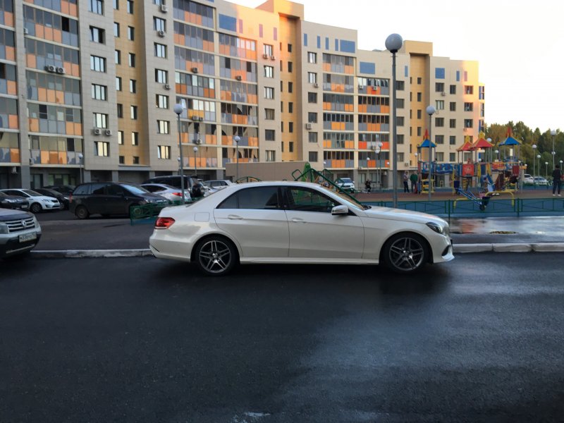 Мерседес во дворе